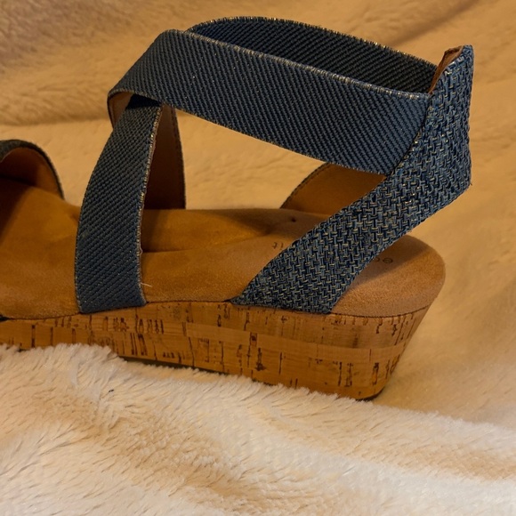 Easy Spirit NWOT Light Blue Crisscross Sandals with Gold - Picture 6 of 12